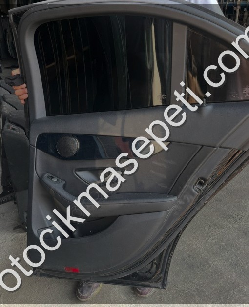 MERCEDES W205 SAĞ ARKA KAPI OTO FEDAİ