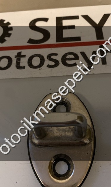 5J0837033A Skoda Fabia 2010 ön arka sağ sol kapı kilit karşılığı