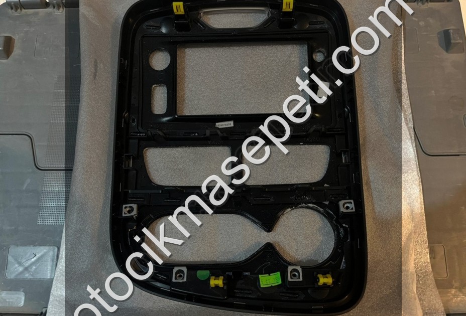 CLİO 4 TEYP ÇERÇEVESİ ORJİNAL 682607557R