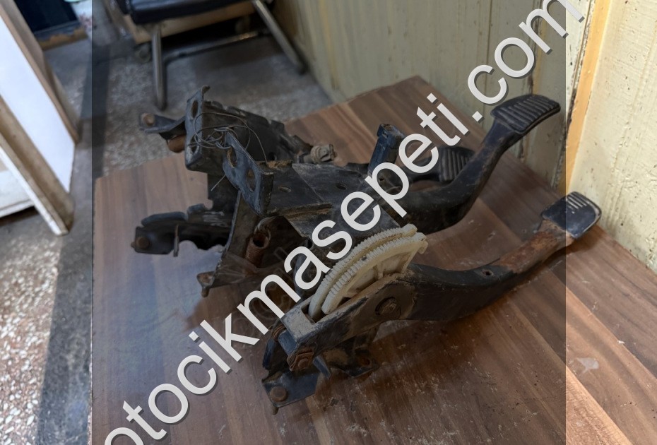 FORD ESCORT DEBRİYAJ PEDALI 1985-1990 MODEL ORJİNAL ÇIKMA TEMİZ