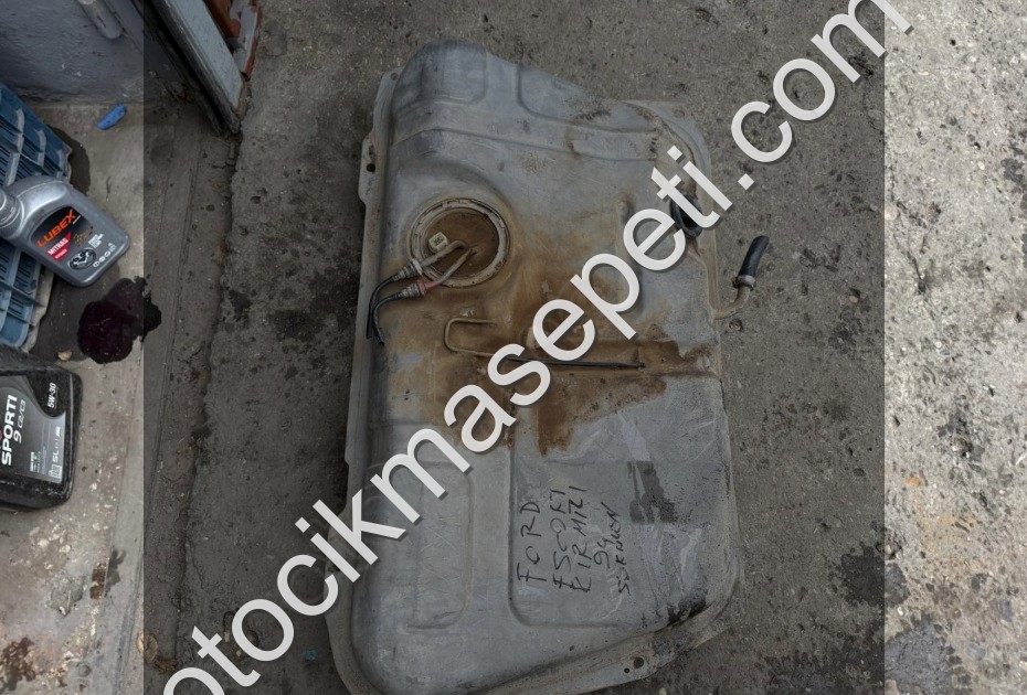 FORD ESCORT BENZİN DEPOSU 94-00 MODEL KIRMIZI ARABADAN SÖKÜLEN