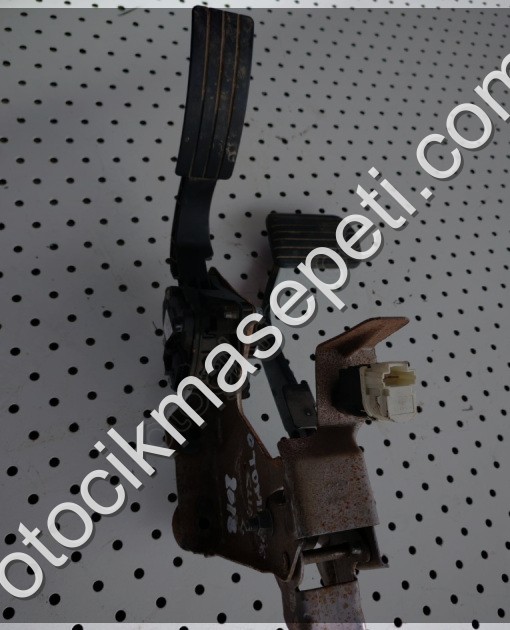 RENAULT CLIO OTOMOTIK DIZEL GAZ FREN PEDAL-DÜZCE ÇIKMA