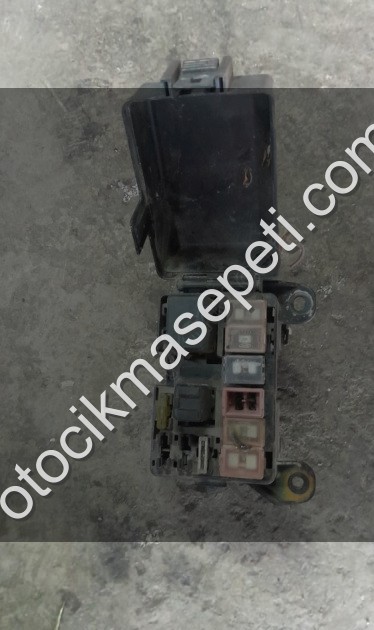 Mazda 323 sigorta kutusu tablası