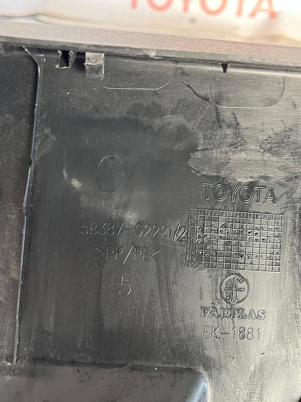 TOYOTA COROLLA ARKA BAGAJ KİLİT KAPLAMASI ÇIKMA ORJINAL 13-18